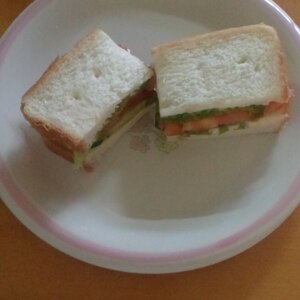 サニーレタスとトマトのサンドイッチ